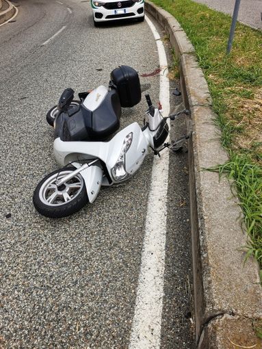 Grugliasco, senza patente cade con lo scooter del collega nei pressi del Caat Grugliasco, senza patente cade con lo scooter del collega nei pressi del Caat