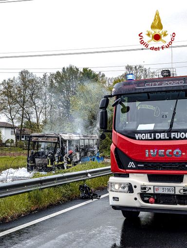 Un bus divorato dalle fiamme a Volpiano Un bus divorato dalle fiamme a Volpiano