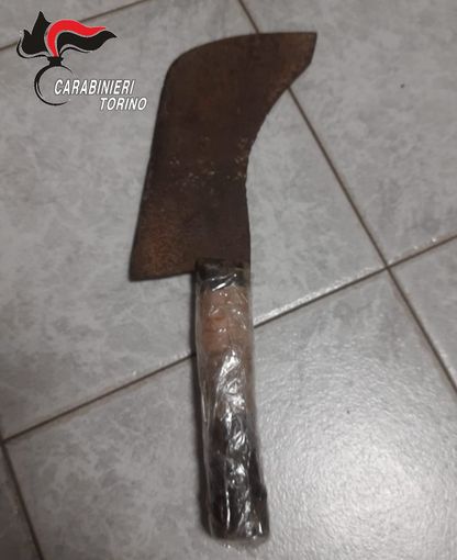 L'uomo ha seminato il panico con una mannaia in mano L'uomo ha seminato il panico con una mannaia in mano