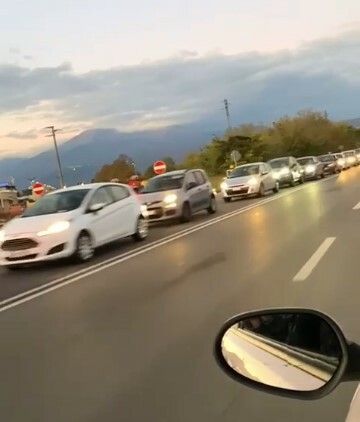 Una immagine delle tantissime auto ferme in coda