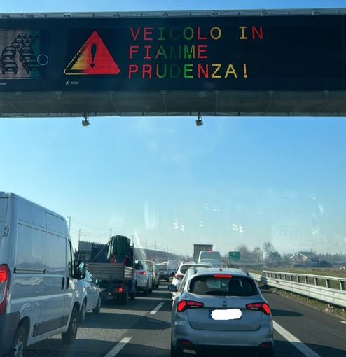 Un tir va a fuoco sulla Torino-Milano: chiuso un tratto dell'autostrada, lunghe code in direzione Torino
