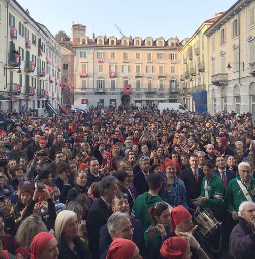 La folla che acclama la Mugnaia Paola Gregorutti