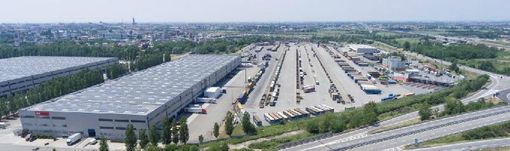 Polo logistico con camion parcheggiati e merci Polo logistico con camion parcheggiati e merci