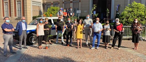 Gli amministratori settimesi con le piantine da destinare al bosco