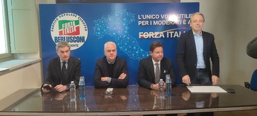 Persone davanti a simboli elettorali Persone davanti a simboli elettorali