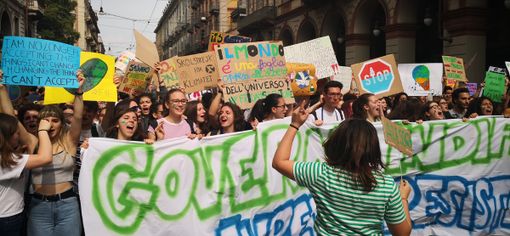 Giornata Mondiale dell'Ambiente: anche a Torino tornano in piazza i sostenitori di Greta e portano le scarpe