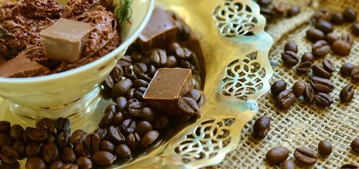 caffè in tazzina e pezzi di cioccolato caffè in tazzina e pezzi di cioccolato