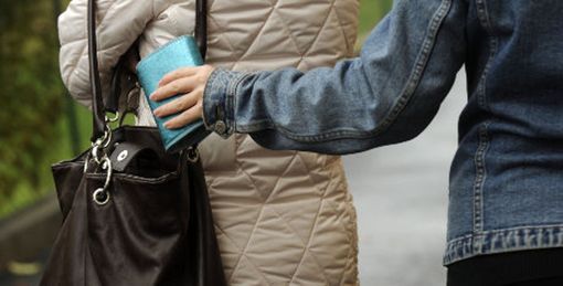 borseggiatore sfila un portafoglio borseggiatore sfila un portafoglio