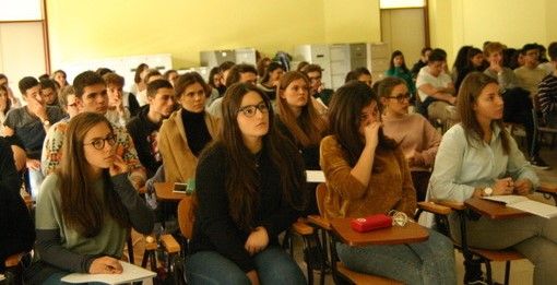 Iscrizioni al prossimo anno scolastico, in provincia di Torino uno studente su tre sceglie gli istituti tecnici, ma i preferiti restano i licei Iscrizioni al prossimo anno scolastico, in provincia di Torino uno studente su tre sceglie gli istituti tecnici, ma i preferiti restano i licei