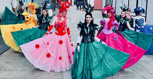 "Gli artisti di Compagnia BIT e Sonics sfileranno in parata in Via San Donato per promuovere la rassegna Il Cuore del Teatro" "Gli artisti di Compagnia BIT e Sonics sfileranno in parata in Via San Donato per promuovere la rassegna Il Cuore del Teatro"