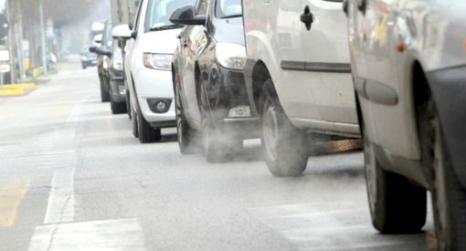 Smog, da domani stop alle auto Diesel fino all'euro5. Esentati dal blocco i sanitari e i pazienti Smog, da domani stop alle auto Diesel fino all'euro5. Esentati dal blocco i sanitari e i pazienti