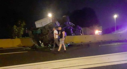 Il tir uscito fuori strada Il tir uscito fuori strada