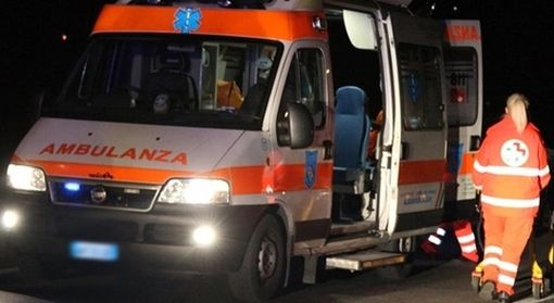 Auto si schianta contro una casa: muore in ospedale uomo di 91 anni