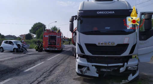 Schianto tra auto e tir ad Alice Castello: morta una donna di Orbassano Schianto tra auto e tir ad Alice Castello: morta una donna di Orbassano