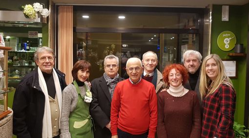 Gli artisti con i rappresentanti dell'associazione, i proprietari del locale ed il consigliere Giovanni Scinica