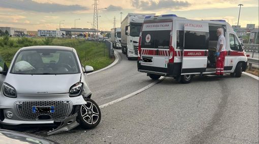 Settimo, scontro tra due auto al casello: disagi per la circolazione Settimo, scontro tra due auto al casello: disagi per la circolazione