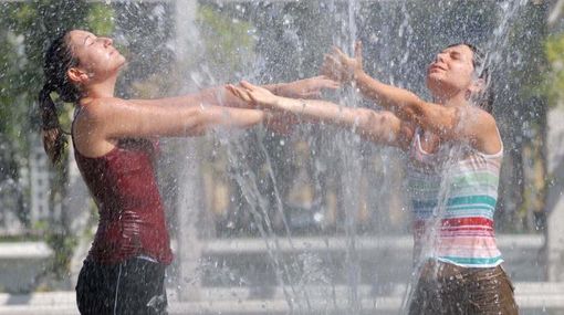 Persone che si bagnano in una fontana