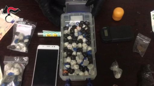 Cocaina nascosta tra la biancheria sporca del ristorante e negli slip: carabinieri arrestano due pusher Cocaina nascosta tra la biancheria sporca del ristorante e negli slip: carabinieri arrestano due pusher