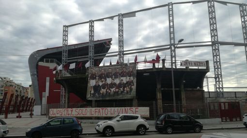 71 anni dopo il Grande Torino non è morto, è soltanto in trasferta. Don Riccardo: "Il suo insegnamento è sempre valido" (FOTO e VIDEO) 71 anni dopo il Grande Torino non è morto, è soltanto in trasferta. Don Riccardo: "Il suo insegnamento è sempre valido" (FOTO e VIDEO)