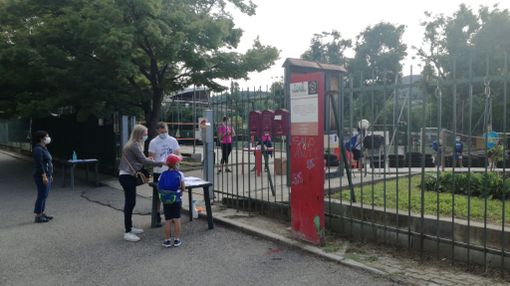 Misurazione della temperatura all'esterno di una struttura estiva per ragazzi