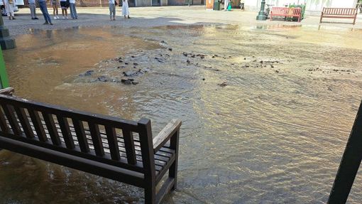 Chivasso, rottura della rete idrica: allagata piazza della Repubblica