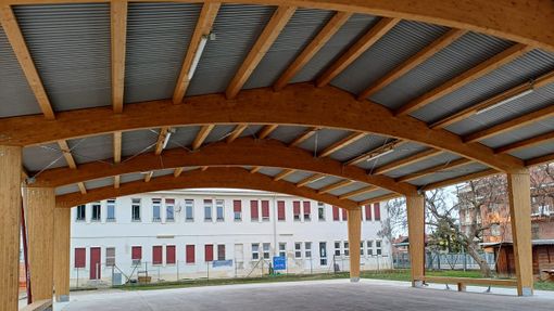 Volpiano, quasi ultimata la copertura del campo esterno alla scuola "Ghirotti" Volpiano, quasi ultimata la copertura del campo esterno alla scuola "Ghirotti"