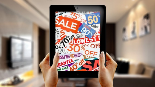 Saldi, avvio al rallentatore: caldo e crisi scoraggiano i consumatori. In calo vendite (-5%) e scontrini medi (120-150 euro) Saldi, avvio al rallentatore: caldo e crisi scoraggiano i consumatori. In calo vendite (-5%) e scontrini medi (120-150 euro)