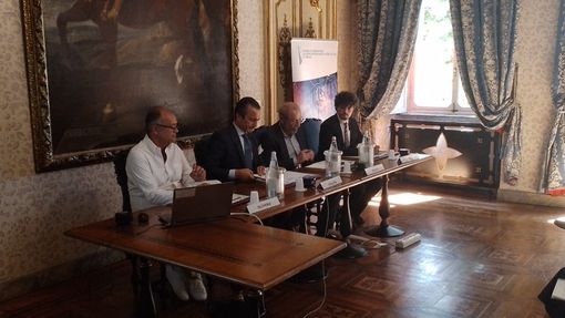 foto di archivio e conferenza 10-7