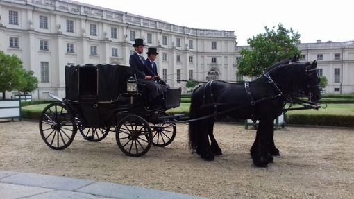 Da La Bella e la Bestia a Lidia Poët: The Coachman porta le carrozze d'epoca sui set del Piemonte