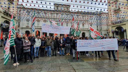 Un presidio dei lavoratori Olisistem davanti al Comune di Torino in occasione della visita del premier Giuseppe Conte Un presidio dei lavoratori Olisistem davanti al Comune di Torino in occasione della visita del premier Giuseppe Conte