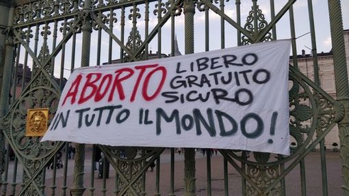 Manifesto pro aborto appeso a un cancello