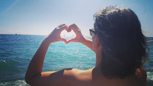 Mani con cuore per la Giornata mondiale della gentilezza Mani con cuore per la Giornata mondiale della gentilezza