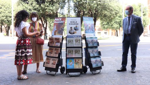 persone intorno a espositore persone intorno a espositore