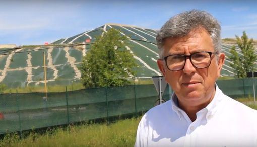 Il sindaco Claudio Castello davanti alla discarica