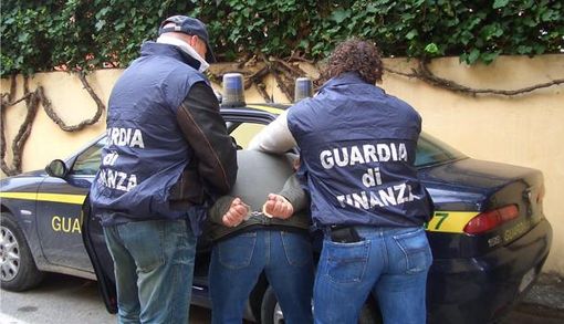 La GdF di Fossano arresta il direttore dei lavori della piscina comunale di Ivrea
