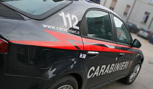 Già condannato a tenersi alla larga, entra in casa della moglie e minaccia con un coltello lei e i tre figli: arrestato Già condannato a tenersi alla larga, entra in casa della moglie e minaccia con un coltello lei e i tre figli: arrestato