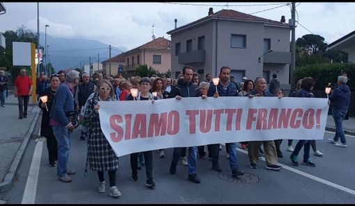 La fiaccolata di solidarietà al tabaccaio La fiaccolata di solidarietà al tabaccaio