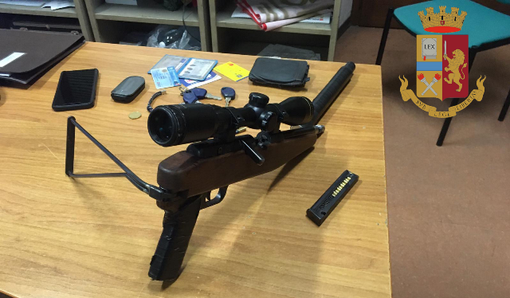 Ivrea, nascondono in auto un mitra artigianale: de arrestati Ivrea, nascondono in auto un mitra artigianale: de arrestati