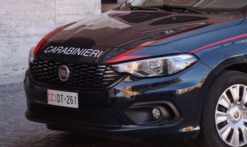 auto carabinieri in primo piano
