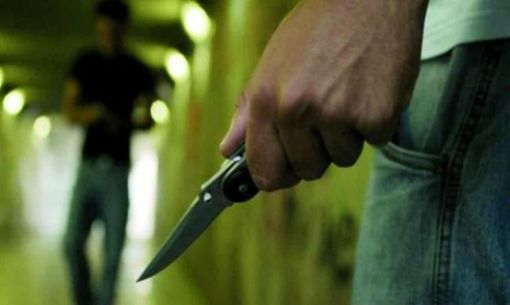 uomo con un coltello in mano