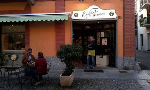Laura Carè inaugura la sua mostra al &quot;Caffè Firenze&quot;