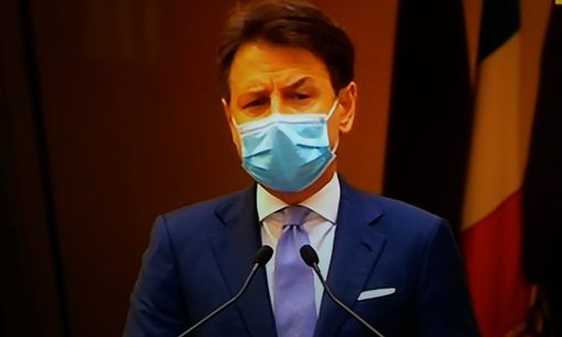 Conte: “Faremo il possibile per proteggere salute ed economia. Pronti indennizzi a fondo perduto per settori colpiti” Conte: “Faremo il possibile per proteggere salute ed economia. Pronti indennizzi a fondo perduto per settori colpiti”
