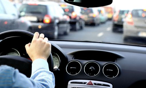 persona al volante di un'auto