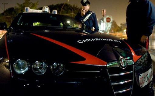 auto dei carabinieri di notte con due persone in divisa auto dei carabinieri di notte con due persone in divisa