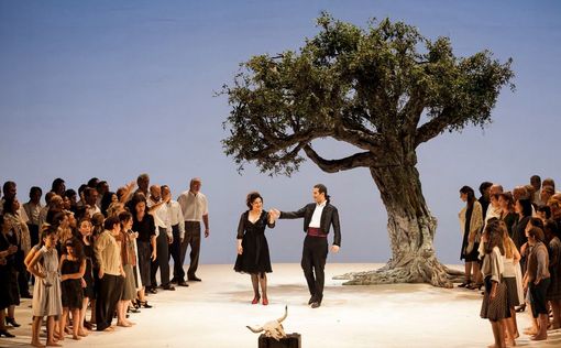 Una scena di "Carmen" di Georges Bizet (foto Ramella&Giannese © Teatro Regio Torino - 2016) Una scena di "Carmen" di Georges Bizet (foto Ramella&Giannese © Teatro Regio Torino - 2016)