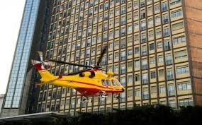 Si ribalta con la macchina a Leini, davanti al Carrefour: grave un uomo di 40 anni