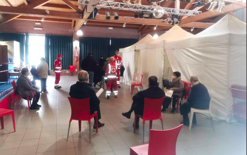 La Croce Rossa di Settimo Torinese durante le vaccinazioni al Centro Bosio La Croce Rossa di Settimo Torinese durante le vaccinazioni al Centro Bosio
