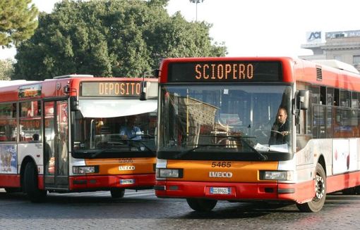bus con la scritta sciopero bus con la scritta sciopero