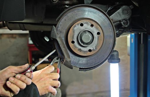 meccanico al lavoro