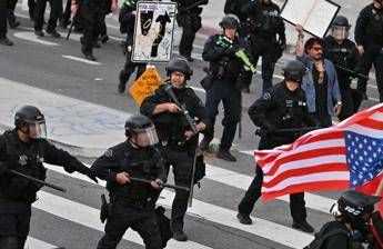 Usa, coprifuoco a Los Angeles. Trump: "Manifestanti sono animali, pagati da qualcuno" Usa, coprifuoco a Los Angeles. Trump: "Manifestanti sono animali, pagati da qualcuno"